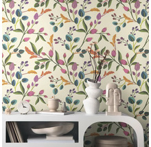 Cameră decorativă cu tapet floral și mobilier alb