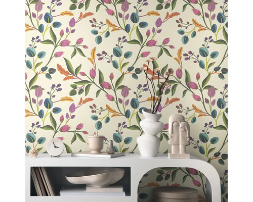 Cameră decorativă cu tapet floral și mobilier alb