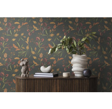 Interior decorativ cu tapet floral, comodă și vaze