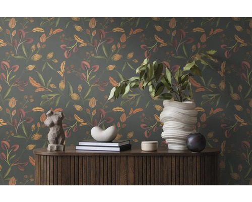 Interior decorativ cu tapet floral, comodă și vaze