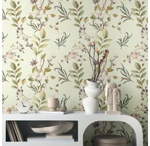 Cameră decorativă cu tapet floral și mobilier alb pentru o atmosferă confortabilă
