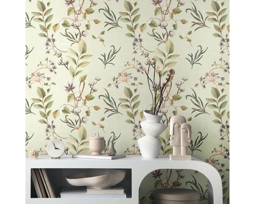 Cameră decorativă cu tapet floral și mobilier alb pentru o atmosferă confortabilă