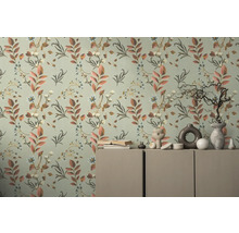 Decor de perete cu tapet floral și comodă cu decorațiuni