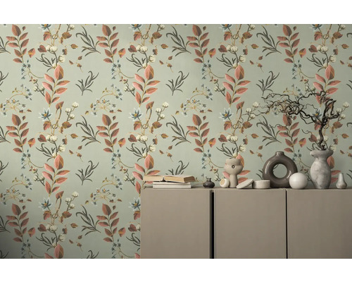 Decor de perete cu tapet floral și comodă cu decorațiuni
