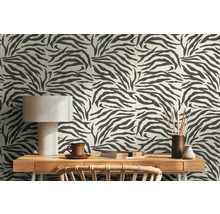 Scenă cu lampă de birou și tapet cu design zebră