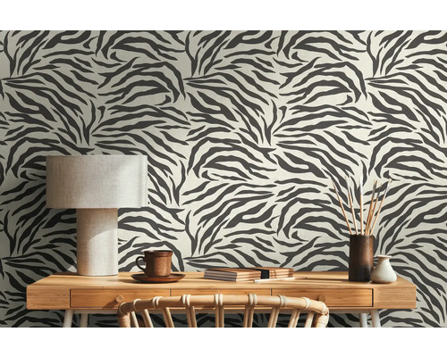 Scenă cu lampă de birou și tapet cu design zebră