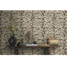 Imagine cu o cameră cu tapet maro cu model zebră, decorată cu vaze, cărți și decorațiuni pe o masă de lemn.