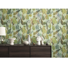 Interior cu tapet cu frunze verzi și dulap din lemn închis la culoare cu decorațiuni