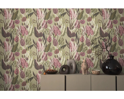 Imagine cu o cameră cu tapet floral și decorațiuni pe o comodă