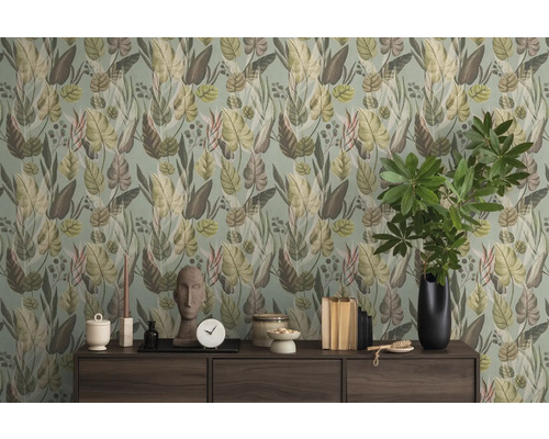 Tapetă decorativă cu model de plante și comodă