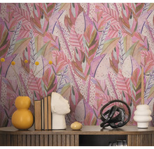 Cameră decorativă cu tapet cu model roz cu frunze
