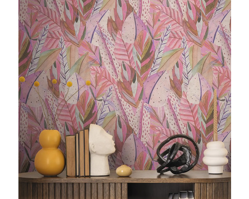 Cameră decorativă cu tapet cu model roz cu frunze