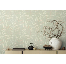 Living decorativ cu tapet cu model de frunze