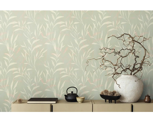 Living decorativ cu tapet cu model de frunze