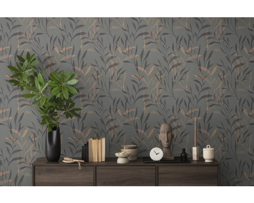 Cameră decorativă cu tapet cu model și comodă din lemn