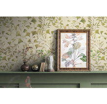 Scenă decorativă cu tapet cu model, imagine înrămată și obiecte decorative pe un raft
