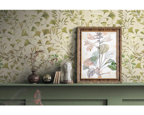 Scenă decorativă cu tapet cu model, imagine înrămată și obiecte decorative pe un raft