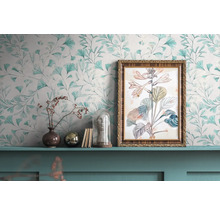 Scenă decorativă cu tapet floral, imagine cu plante înrămată și obiecte decorative pe un raft