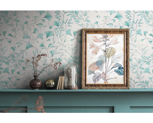 Scenă decorativă cu tapet floral, imagine cu plante înrămată și obiecte decorative pe un raft