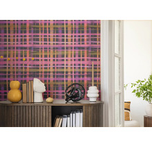 Cameră decorativă cu tapet cu model, bufet și decorațiuni pentru o ambianță elegantă.