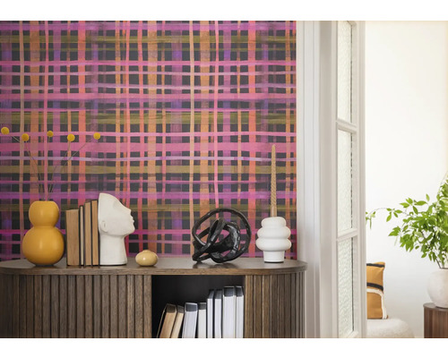Cameră decorativă cu tapet cu model, bufet și decorațiuni pentru o ambianță elegantă.