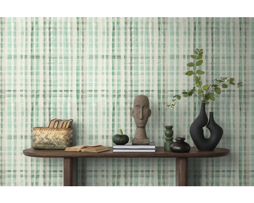 Exemplu de amenajare cu tapet cu model, masă din lemn și obiecte decorative.