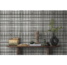 Decorarea decorativă a pereților cu tapet în carouri într-un spațiu de locuit.