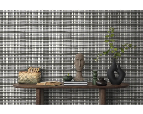 Decorarea decorativă a pereților cu tapet în carouri într-un spațiu de locuit.