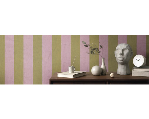 Cameră cu tapet în dungi, masă cu decorațiuni și o sculptură