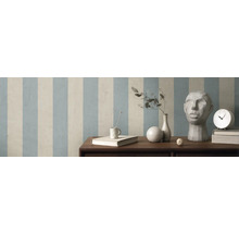 Scenă cu tapet în dungi, masă, decorațiuni și sculptură