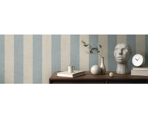 Scenă cu tapet în dungi, masă, decorațiuni și sculptură