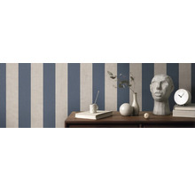 Cameră cu tapet în dungi, decorațiuni și mobilier pe suprafață de lemn.