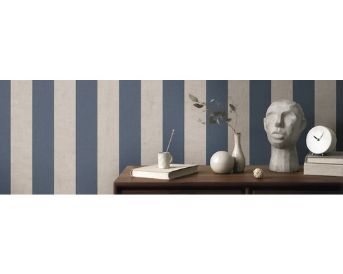 Cameră cu tapet în dungi, decorațiuni și mobilier pe suprafață de lemn.