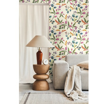 Idee de design interior cu tapet cu model floral, masă din lemn, lampă și canapea de culoare deschisă
