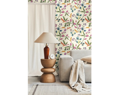 Idee de design interior cu tapet cu model floral, masă din lemn, lampă și canapea de culoare deschisă