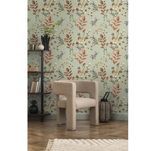 Interior cu fotoliu, raft și tapet floral