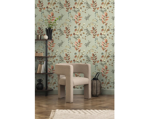 Interior cu fotoliu, raft și tapet floral