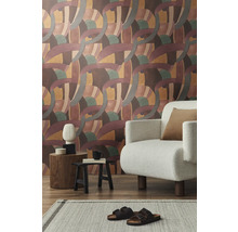 Cameră de zi cu tapet cu model, fotoliu, covor și decorațiuni