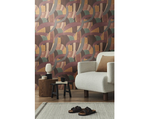 Cameră de zi cu tapet cu model, fotoliu, covor și decorațiuni