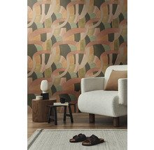 Cameră de zi cu tapet cu model, fotoliu și decorațiuni pe măsuțe laterale