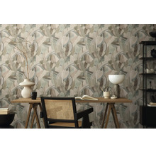 Scenă cu tapet cu model, birou și decorațiuni