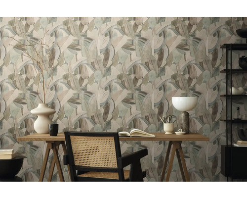 Scenă cu tapet cu model, birou și decorațiuni