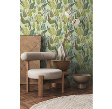 Idee de design interior cu fotoliu, măsuță laterală, vază și tapet de perete cu motive vegetale pentru un interior elegant