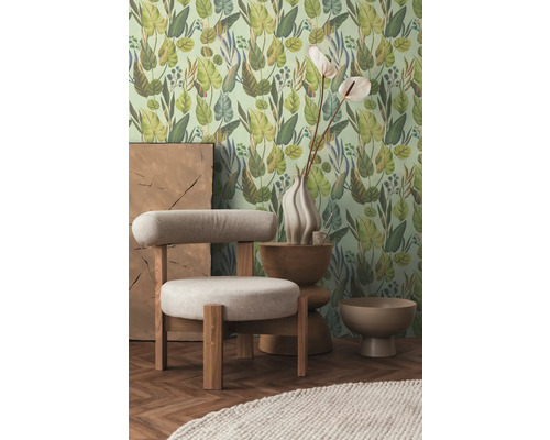 Idee de design interior cu fotoliu, măsuță laterală, vază și tapet de perete cu motive vegetale pentru un interior elegant