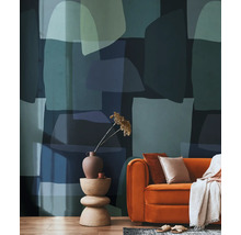 Tapet decorativ cu model abstract într-un living cu canapea