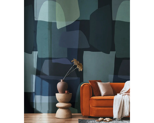 Tapet decorativ cu model abstract într-un living cu canapea