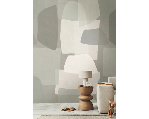 Cameră de zi cu tapet geometric, lampă de masă și canapea