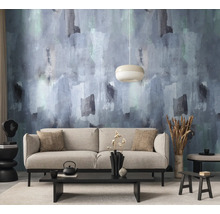Living cu tapet cu model abstract, canapea și elemente decorative pentru un design interior stilat.