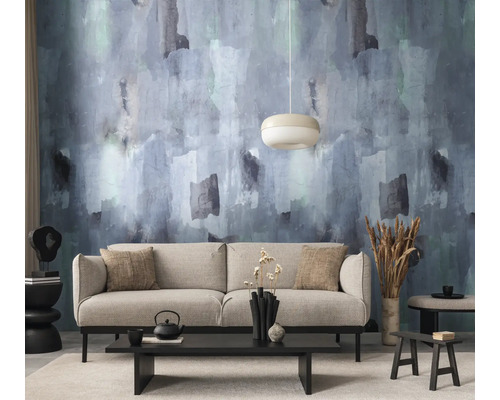 Living cu tapet cu model abstract, canapea și elemente decorative pentru un design interior stilat.