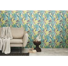 Imagine a unei camere cu tapet cu model cu motiv floral de frunze, canapea, măsuță laterală și decorațiuni.